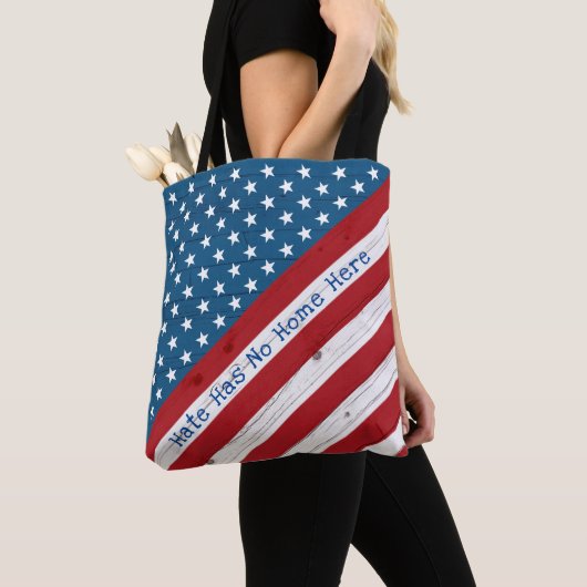 Haat heeft geen huis hier USA Patriottische Rustie Tote Bag (Dichtbij)