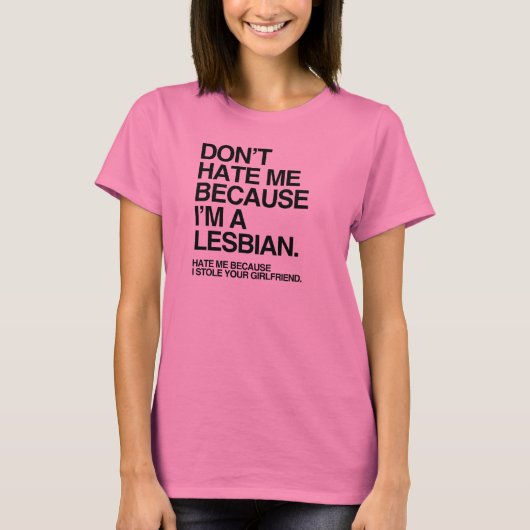 HAAT ME NIET OMDAT IK LESBISCH BEN T-SHIRT (Voorkant)