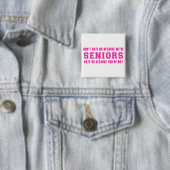 Haat ons niet omdat we senior zijn vierkante button 5,1 cm (In situ)