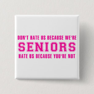 Haat ons niet omdat we senior zijn vierkante button 5,1 cm