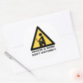 Hacker op het werk ronde sticker (Envelop)