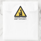 Hacker op het werk ronde sticker (Tas)