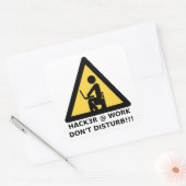 Hacker op het werk vierkante sticker (Envelop)