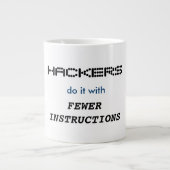 "Hackers doen het met minder instructies" Mok (Voorkant)