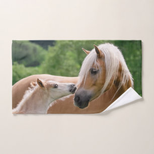 Haflinger Cute Horses Foal and Mama Cuddling Kiss. Bad Handdoek