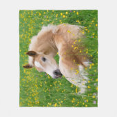Haflinger Horse Cute Foal Resting Flowerbed, soft Fleece Deken (Voorkant)