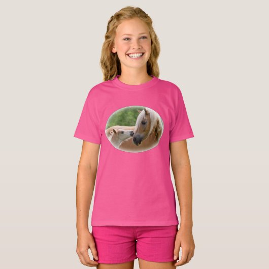 Haflinger Horses Foal and Mare Cuddling (meisje) T-shirt (Voorkant volledig)