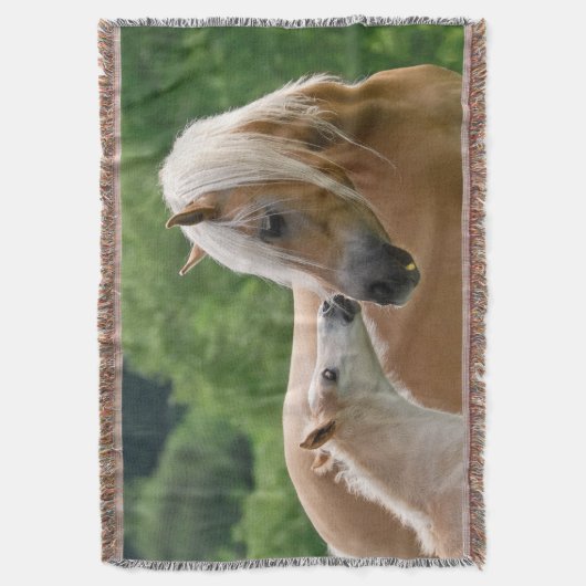 Haflinger Horses Foal Mare Cuddling, Soft Deken (Voorkant Verticaal)