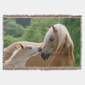 Haflinger Horses Foal Mare Cuddling, Soft Deken (Voorkant)