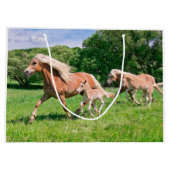 Haflinger paarden met Cute Foals maken een grappig Large Cadeautasje (Achterkant)