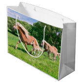 Haflinger paarden met Cute Foals maken een grappig Large Cadeautasje (Achterkant Gekanteld)
