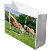 Haflinger paarden met Cute Foals maken een grappig Large Cadeautasje (Voorkant Gekanteld)