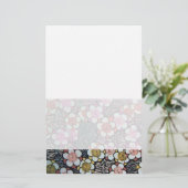 HAIKU/DE ZWARTE WITTE ROZE GELE BLOEMEN VAN DE BRIEFPAPIER (Staand voorkant)