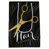 Hair Salon Haarstylist Modern Black Gold Scissors Medium Cadeauzakje (Achterkant)