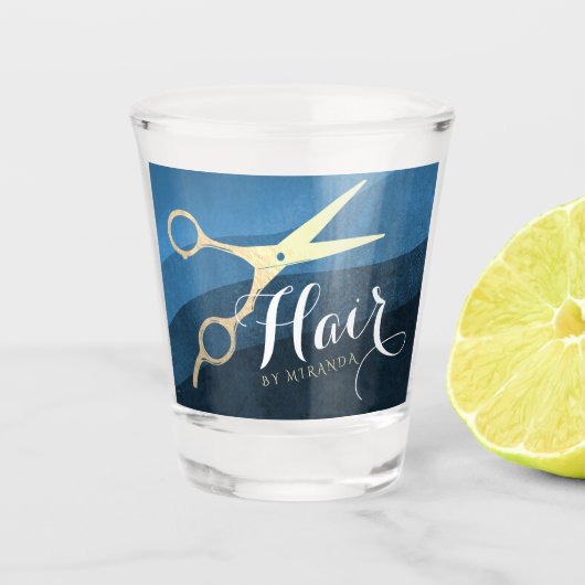 Hair Salon Haarstylist Modern Blue & Gold Scissors Shot Glas (Voorkant)