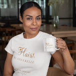 Hair salon werknemer gepersonaliseerd wit en goud t-shirt<br><div class="desc">Trendy moderne glamoureuze elegante salon en kapper kapper medewerker naam t-shirt met trendy chique typografie in wit (verwisselbare t-shirt kleur) en faux metallic koper goud met schaar en een klein hart.             Geschikt voor kapsalon,  beautystudio,  kapper,  professioneel kapper.                         Perfecte keuze voor een elegante stijlvolle,  verfijnde professionele uitstraling.</div>