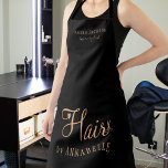 Hair salon werknemer gepersonaliseerd zwart en gou schort<br><div class="desc">De moderne glamoureus elegant salon en haarstylist/haarkapper schort met trendy chic typografie in zwart en faux metallic kopergoud met schaar en een klein hart. Geschikt voor haarstijlsalon, schoonheidsstudio, haarkapper, professionele haarstylist. Perfecte keus voor een elegante stijlvolle, stijlvolle professionele blik. Gelieve te merken op dat de achtergrondkleur kan worden veranderd. Als...</div>