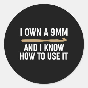 Haken Ik bezit een 9mm en weet hoe ik het moet geb Ronde Sticker