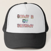Hakuna Matata Gifts Today is mijn verjaardag.png Trucker Pet (Voorkant)