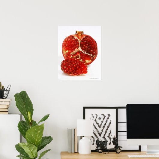 Half a ripe pomegranate cut to expose the juicy poster (Thuiskantoor)