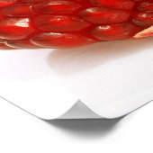 Half a ripe pomegranate cut to expose the juicy poster (Hoek)