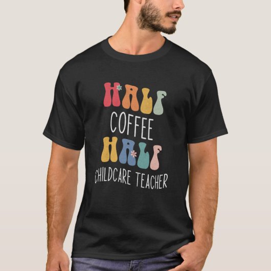 Half Coffee Half Childcare Teacher Groovy Inspirat T-shirt (Voorkant)