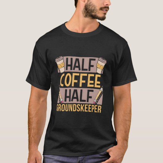 Half Coffee Half Groundskeeper Caffeïne Koffie T-shirt (Voorkant)