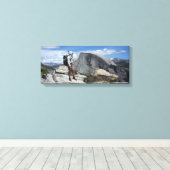 Half Dome en Hiker van North Dome - Yosemite Canvas Afdruk (Insitu (Houten vloer))