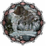 Half Dome  Ornament Fotobeeldje Ornament<br><div class="desc">Deze prachtige 1907 afbeelding van Half Dome piek in Yosemite Valley,  CA shows een winterse tafereel met sneeuwbedekte cabine en de top van Half Dome. Herdrukt hier op deze kerst ornament.</div>