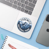 Half Dome Yosemite Ronde Embleem Sticker (Laptop met iPhone)