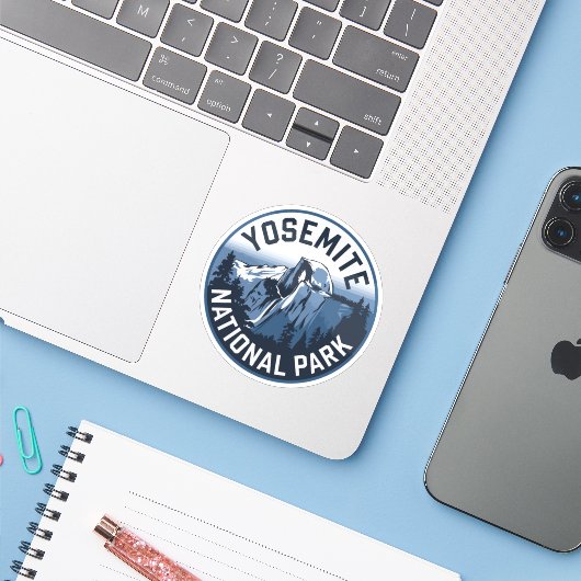 Half Dome Yosemite Ronde Embleem Sticker (Laptop met iPhone)