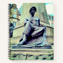 Half gekleed man notitieboek