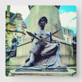 Half gekleed man vierkante klok