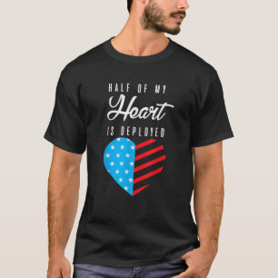 Half mijn hart is ingezette militaire echtgenoot V T-shirt