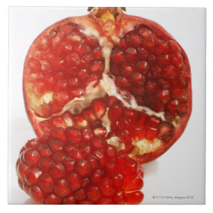 Halfrijpe granaatappel om de snavel bloot te stell tegeltje