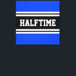 HALFTIME Helder Blauw Zwart Wit Racing Stripes Canvas Afdruk<br><div class="desc">Dit sportieve,  atletische ontwerp is voorzien van gedurfde HALFTIME tekst in een gemarkeerde brede zwarte streep met dubbele witte racestrepen tegen een helderblauwe achtergrond. De tekst in dit ontwerp kan worden gepersonaliseerd.</div>