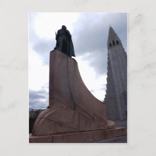 Hallgrímskirkja en standbeeld van Leifur Eiríksson Briefkaart