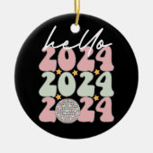 Hallo 2024 Groovy Gelukkig Nieuwjaar Kerstmis Keramisch Ornament (Voorkant)