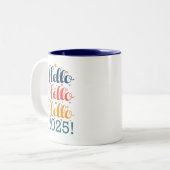Hallo 2025 tweekleurige koffiemok (Voorkant links)