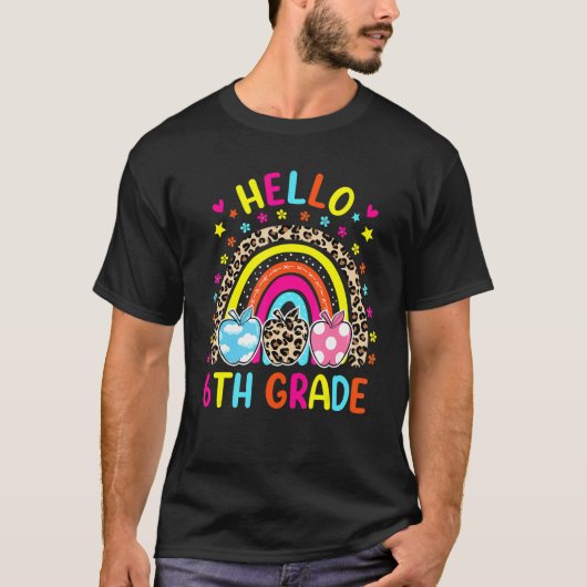 Hallo 6e klas regenboog appel luipaard terug naar  t-shirt (Voorkant)