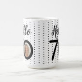 Hallo 70 Zwart & Wit Stippen Foto & Naam Verjaarda Koffiemok (Center)