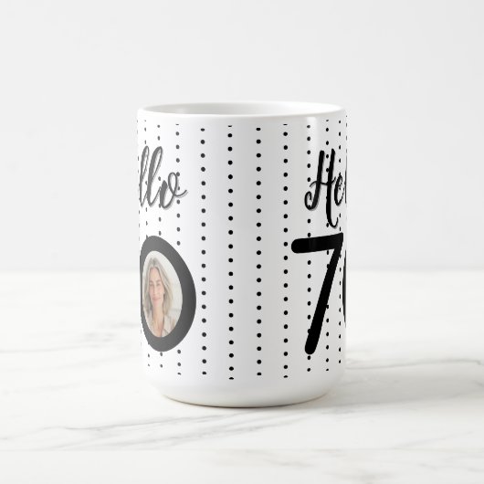Hallo 70 Zwart & Wit Stippen Foto & Naam Verjaarda Koffiemok (Center)