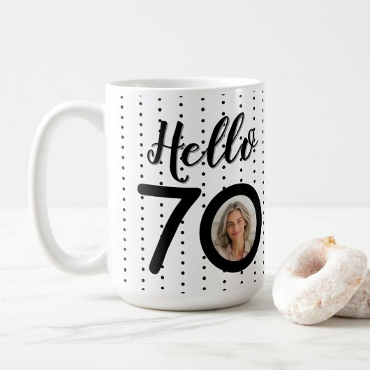 Hallo 70 Zwart & Wit Stippen Foto & Naam Verjaarda Koffiemok (Met donut)