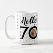 Hallo 70 Zwart & Wit Stippen Foto & Naam Verjaarda Koffiemok (Links)