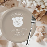 Hallo Baby Beer Het is een jongen Papieren Bordje<br><div class="desc">Dit charmante baby-ontwerp heeft een schattig beren motief, ideaal om de komst van een nieuw kleintje te vieren. Hallo Het ontwerp is lief en grillig, met de woorden "baby" beer baby voegt een speelse touch aan de algehele look. Ideaal voor een genderneutrale douche, dit ontwerp is zeker om gasten te...</div>