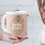 Hallo Baby, Boho Modern Baby shower Grote Koffiekop<br><div class="desc">Breng een vleugje boho chique naar uw cadeau-geven voor een baby shower, baby brunch of high tea. Het is gemakkelijk om de tekst aan te passen aan uw evenement! Hallo Headline: "Baby" en ruimte voor de naam en gebeurtenis van de ouder. Met stoffige roze en beige tinten en tekeninspiratie van...</div>