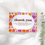 Hallo Baby Retro Daisy Baby shower Dank u Bedankkaart<br><div class="desc">Oranje en paarse retro baby shower bedankjes met een chique madeliefje bloempatroon en groovy type. De voorkant van deze kaart is voorzien van een bloemenpatroon achtergrond met een witte ovale overlay in het midden. Het bloemige madeliefjespatroon is een met de hand getekend cartoon-stijlpatroon met gedurfde kleuren die overeenkomen met de...</div>