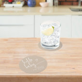 Hallo Beige minimalistisch Baby Modern Baby shower Ronde Kartonnen Onderzetter