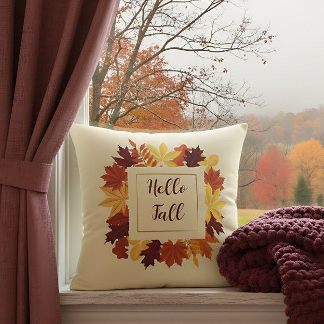 Hallo Boerderij # Herfst Accent met rustieke blade Kussen ("Hello Fall” pillow with autumn leaf wreath decorates a window with colorful fall view.)
