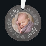 hallo Chalkboard Baby's eerste persoonlijke Ornament<br><div class="desc">Maak kennis met een speciaal kind met deze gepersonaliseerde acrylversiering! Een lijst van de chalkboardstijl met scripttekst en decoratieve scrolls omringt de foto van uw kind. De achterkant herhaalt de Hallo tekst samen met de naam van de baby en de geboortedatum. Het is een artistiek, modern geschenk om een geboorte...</div>